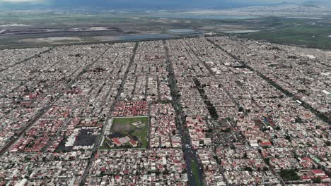 ecatepec desde arriba, con el parque texcoco y sus lagos en el fondo