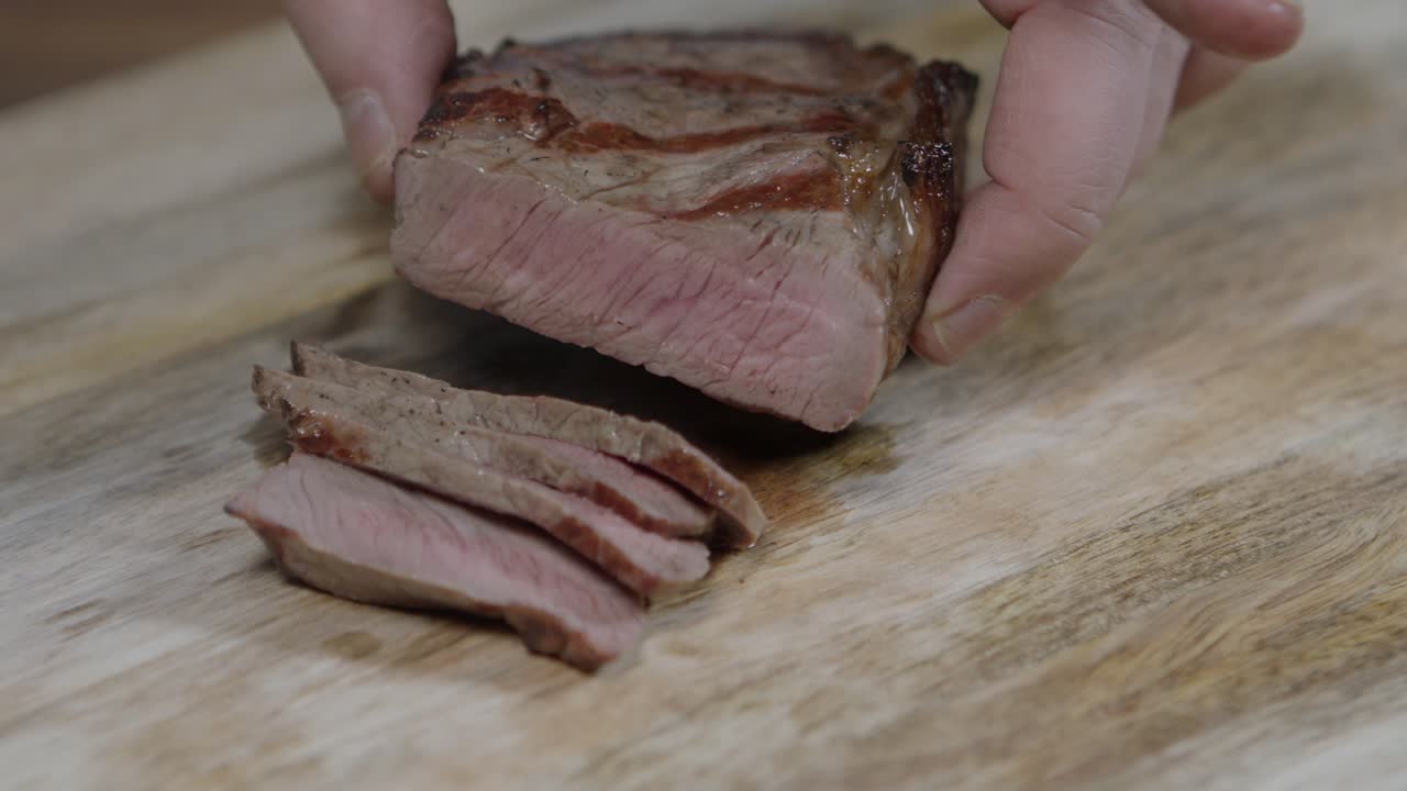 chef cortando bistec en rebanadas, para barbacoa argentina con chimichurri y salsa de mantequilla café de parís
