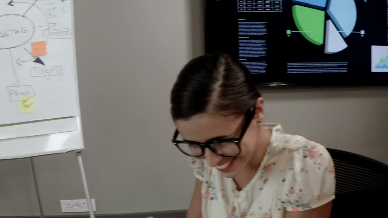 ejecutivo de negocios masculino discutiendo el diagrama de flujo en la pizarra con compañeros de trabajo