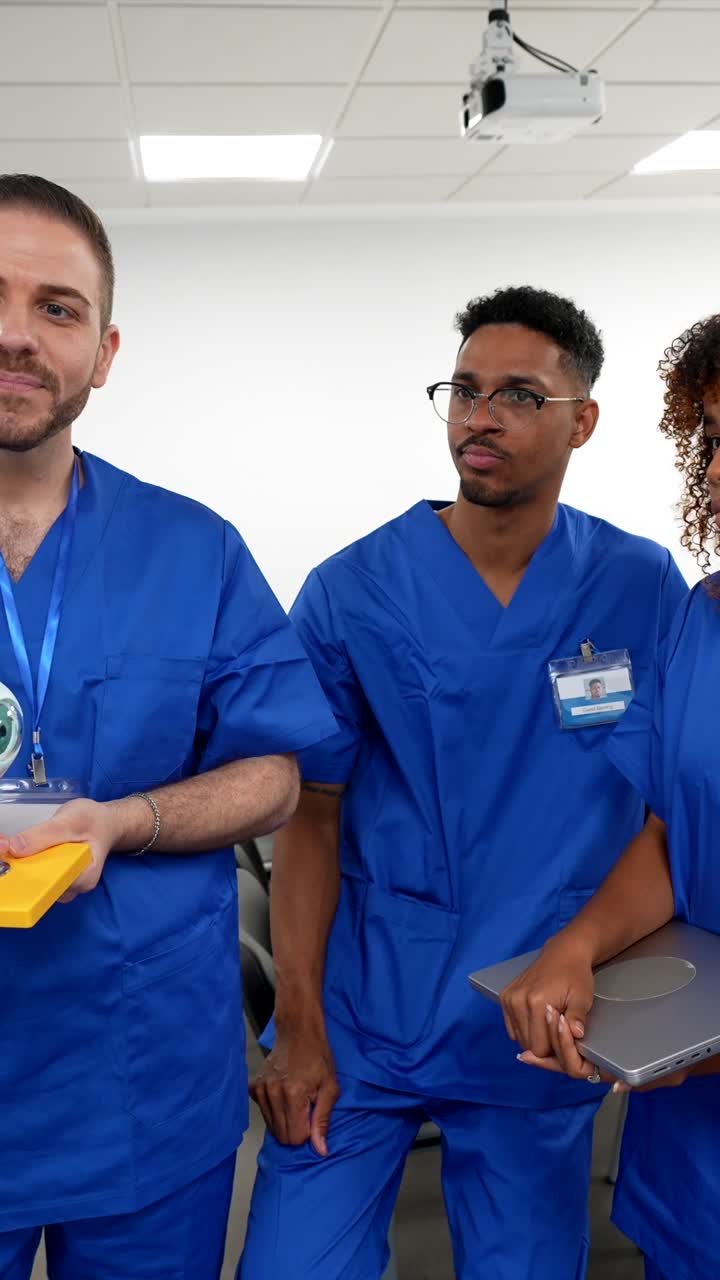 Estudiantes de Medicina Aprendiendo Anatomía Ocular con Instructor en el Aula