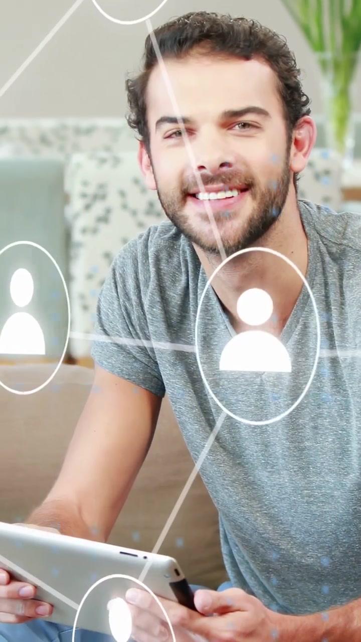 Vertikales Video: Mann sieht Benutzer-Icon-Overlay, greift zum Smartphone und ist mit einem technischen Netzwerk verbunden.