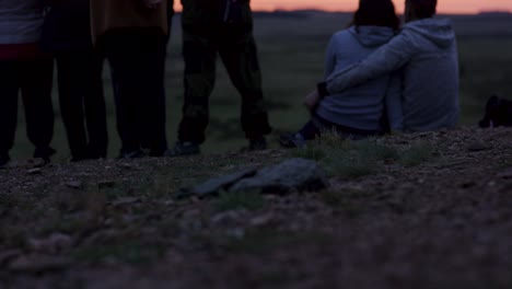 grupo viendo la puesta de sol desde la cima de una colina