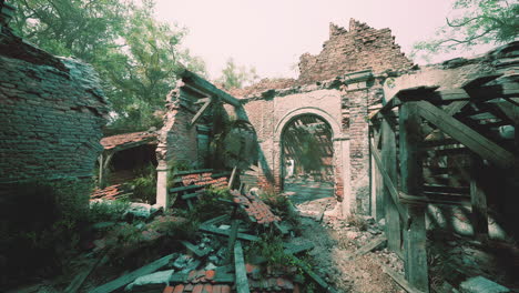 ruinas de un antiguo edificio de ladrillo cubierto de vegetación