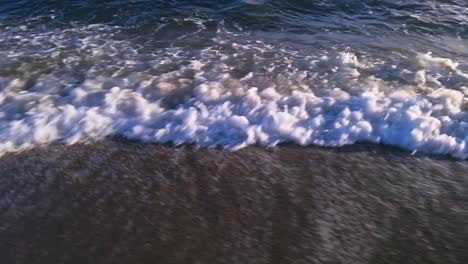 olas del océano en la playa, moviéndose hacia los lados