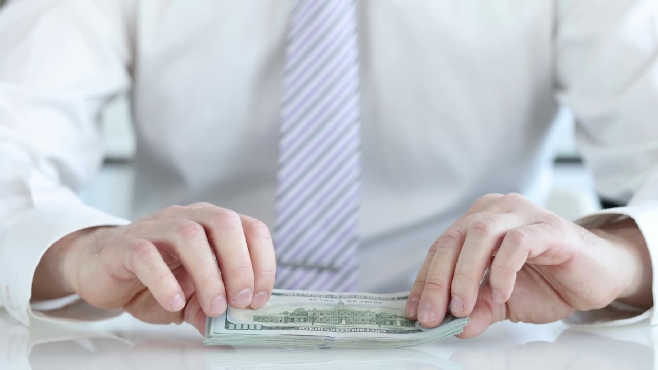 사업가 가 손 에 미국 달러 지폐 를 들고 있다