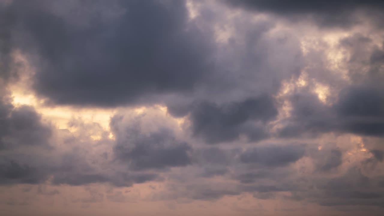 b 롤 타임스: 비가 오는 날씨에 하늘과 검은 구름, 천둥이 부는 날씨, 여름 비가 내리는 날씨, 지구 온난화 효과, 검은 천둥, 드라마틱한 4k 타임 스