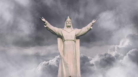 estatua de jesús con fondo de lapso de tiempo de nube gruesa