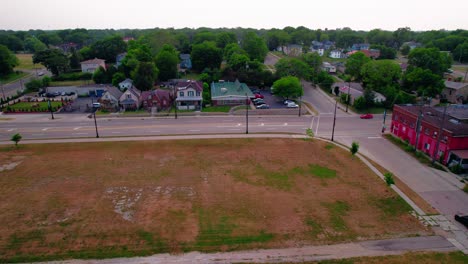 Casas-Residenciales-A-Lo-Largo-De-La-Calle-Principal-Del-Centro-De-Rockford-Illinois-En-El-Verano