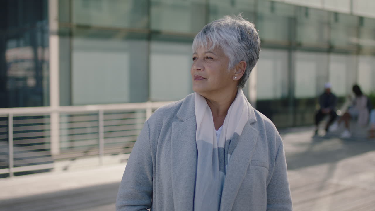 성숙한 인도 사업가 여성 초상화는 야외에서 참을성없이 기다리고 있습니다.