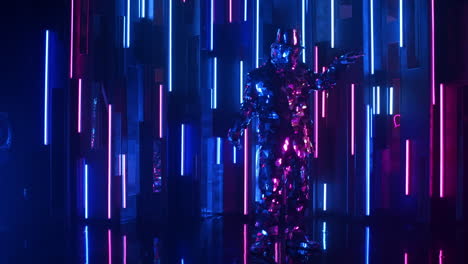 el hombre del espejo de traje brillante en el fondo de la pared azul y púrpura. el espectáculo reflejaba a la gente. un espectáculo hermoso y fascinante.