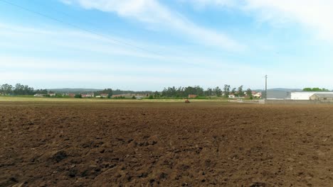 vista aérea de un campo rural y un tractor
