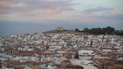 Hermosa-Iglesia-En-La-Cima-De-La-Colina-Sobre-La-Típica-Ciudad-Española-En-Andalucía