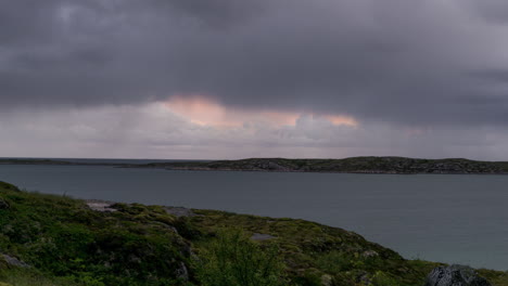 Zeitraffer-Des-Sonnenlichts,-Das-Durch-Dramatische-Wolken-An-Der-Küste-In-Der-Nähe-Von-Brønnøysund,-Norwegen-Bricht