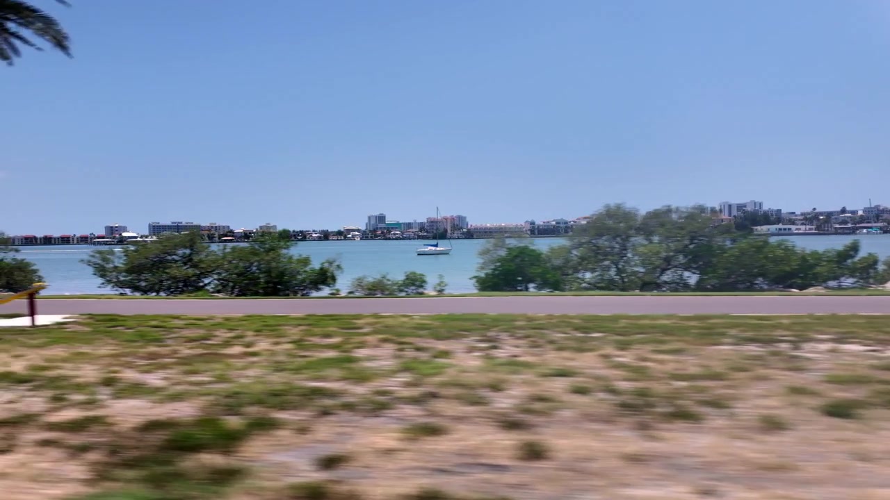Imágenes de conducción desde Clearwater, Florida, mostrando una atmósfera tranquila de la Costa del Golfo