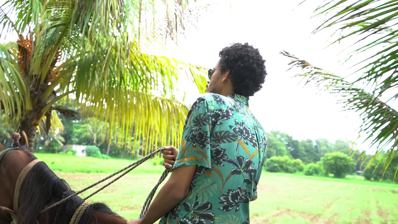 joven guapo con caballo marrón