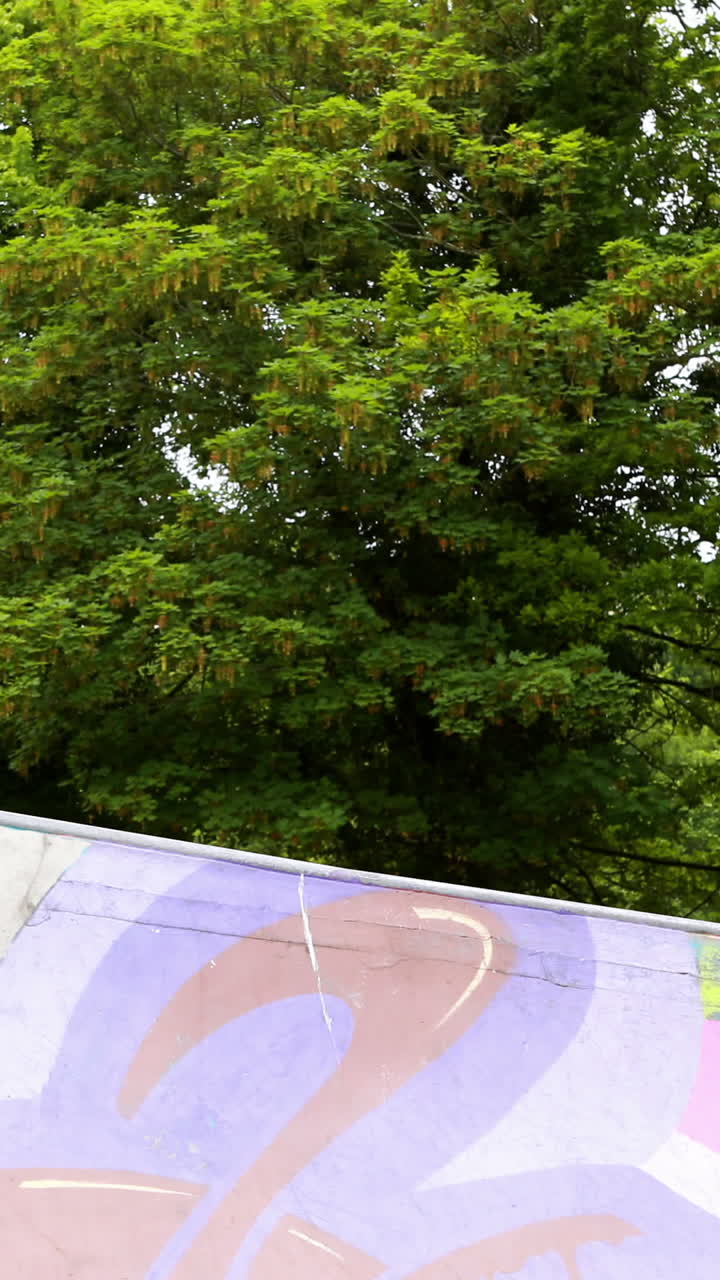 joven patinador patinando en el parque de patinaje al aire libre