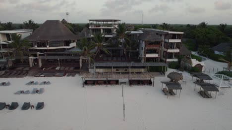 Amansala-Hotel-Resort,-Vista-Aérea-De-La-Piscina-Y-Sala-De-Estar-Con-Tumbonas-Y-Palmeras