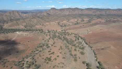 Wunderschöne-Australische-Outback-Landschaft,-Blick-Auf-Die-Brachina-Schlucht-Von-Oben,-Gebirgskette-Im-Hintergrund