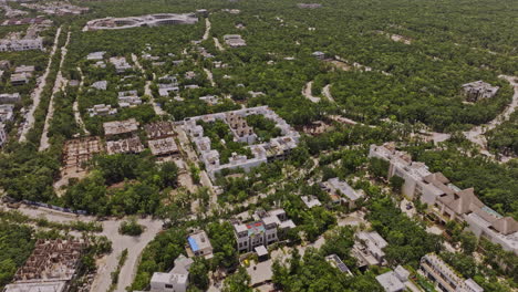 tulum méxico aerial v2 birds eye view drone flyover vecindario de lujo, tilt up revela la vista del paisaje de la veleta y el centro de la ciudad - filmado con mavic 3 pro cine - julio 2023