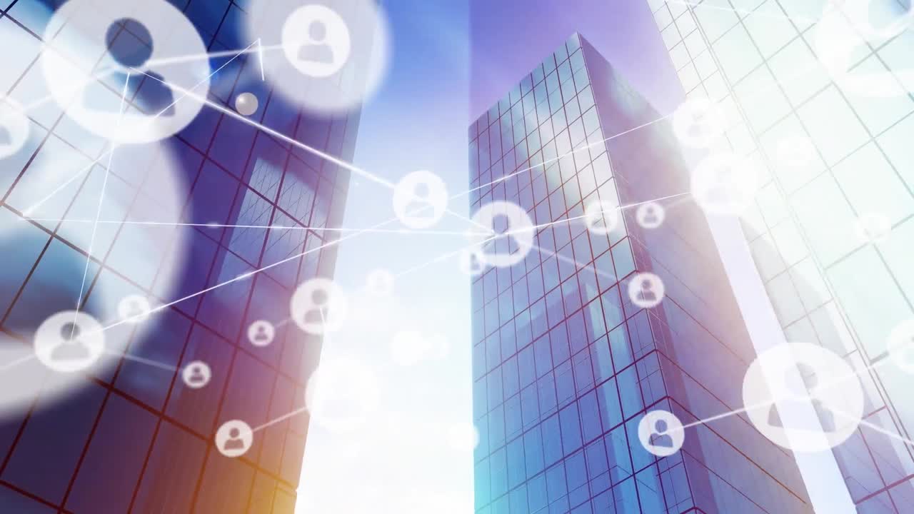 Animación de red de iconos de perfil y puntos de luz sobre vista en ángulo bajo de edificios altos