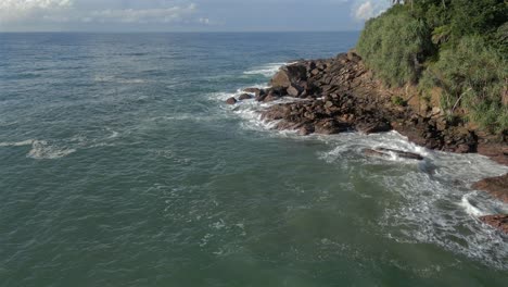 Toma-Aérea-De-60-Fps-Con-Drones-De-La-Costa-Tropical-Rocosa-En-El-Sur-De-Sri-Lanka