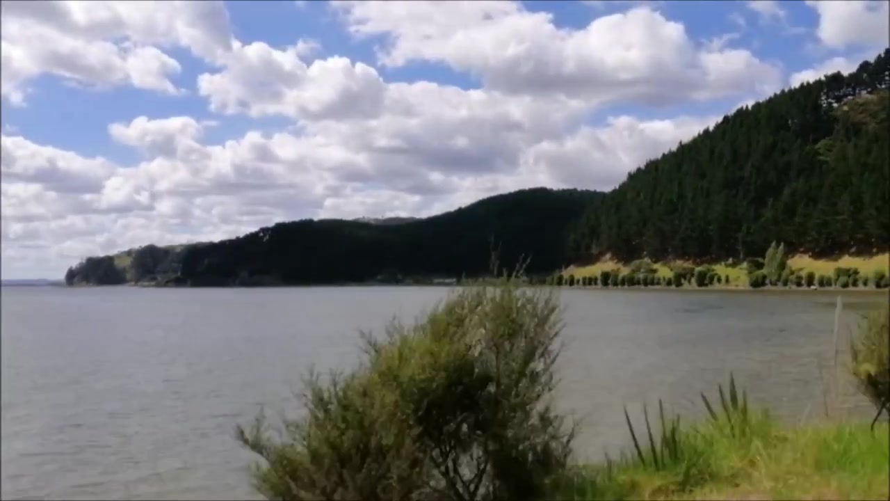Guidando lungo il fiume Waikato, Port Waikato, Nuova Zelanda.
