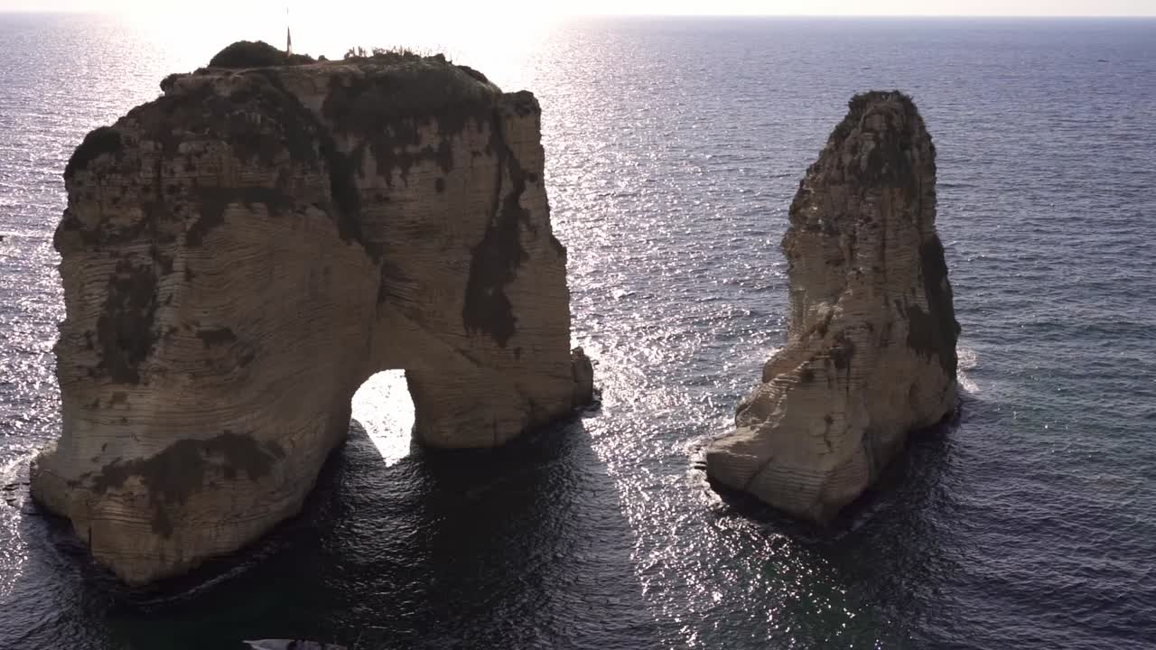 해가 지는 시점 에 파동 하는 바다 에 있는 거대한 바위 형성 들 의 경치 좋은 풍경