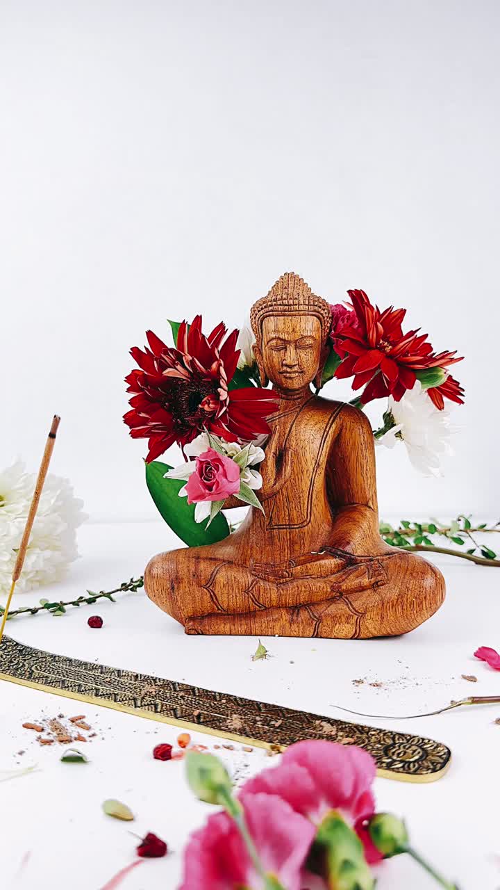 estatua de buda con flores e incienso
