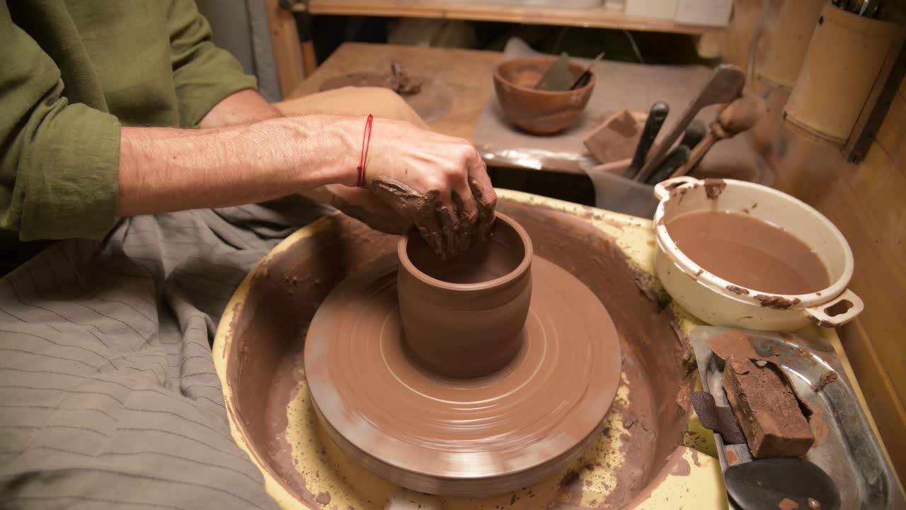 점토공 의 바 에 점토 비 를 만드는 사람 의 클로즈업