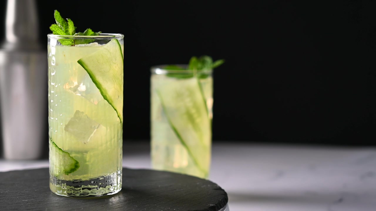 English Garden -cocktail pyörii.