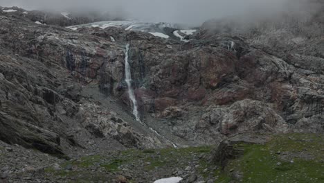 impresionante cascada de montaña en los alpes de valmalenco, tiempo de niebla, inclinación hacia arriba revela