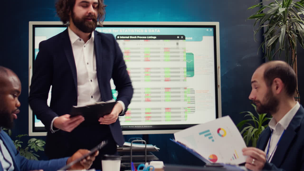 el equipo de puesta en marcha delibera sobre planes estratégicos y proyecciones financieras