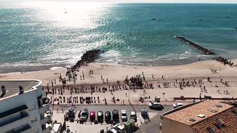 Vista-Aérea-Que-Muestra-Paseos-A-Caballo-En-La-Playa-De-Palavas-Les-Flots-Como-Parte-De-La-Feria-De-Otoño-De-La-Ciudad,-Herault,-Francia.