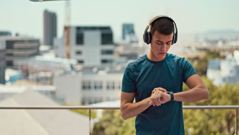 auriculares, reloj inteligente y hombre comenzar el fitness