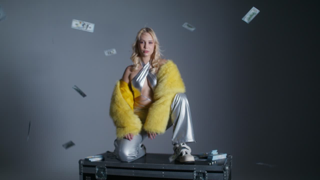 mujer glamurosa con dinero lloviendo