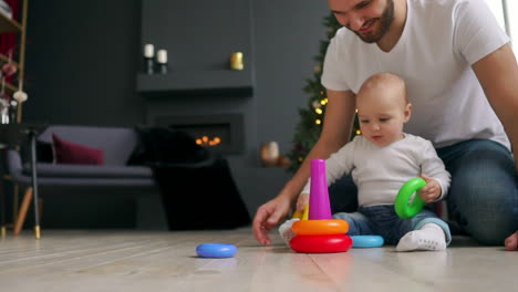 Familien-,-Vaterschafts--Und-Menschenkonzept---Glücklicher-Vater-Mit-Kleinem-Sohn,-Der-Zu-Hause-Mit-Spielzeug-Spielt