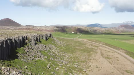 columnas de basalto de gerouberg durante el día soleado en el paisaje de islandia, antena