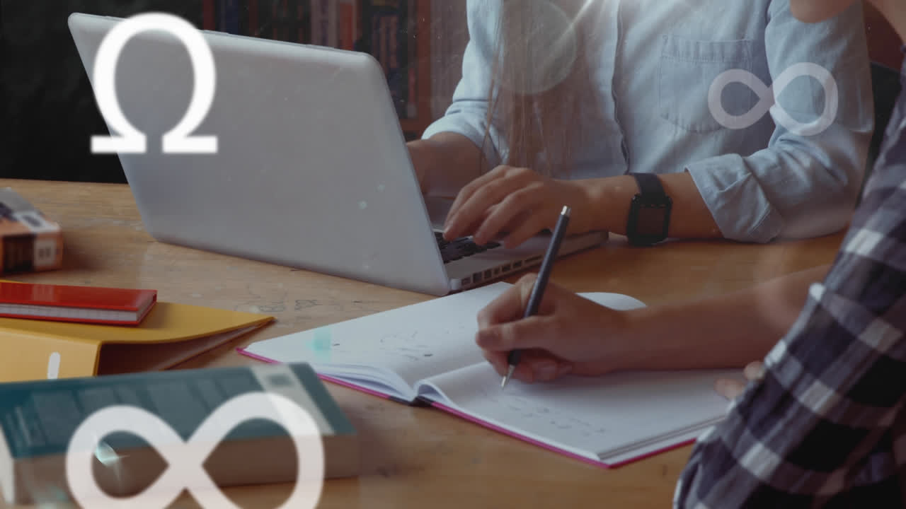 animación de símbolos omega e infinito con personas trabajando en el fondo