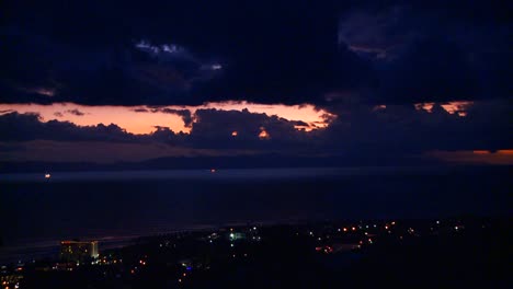 noche en una ciudad costera del sur de california