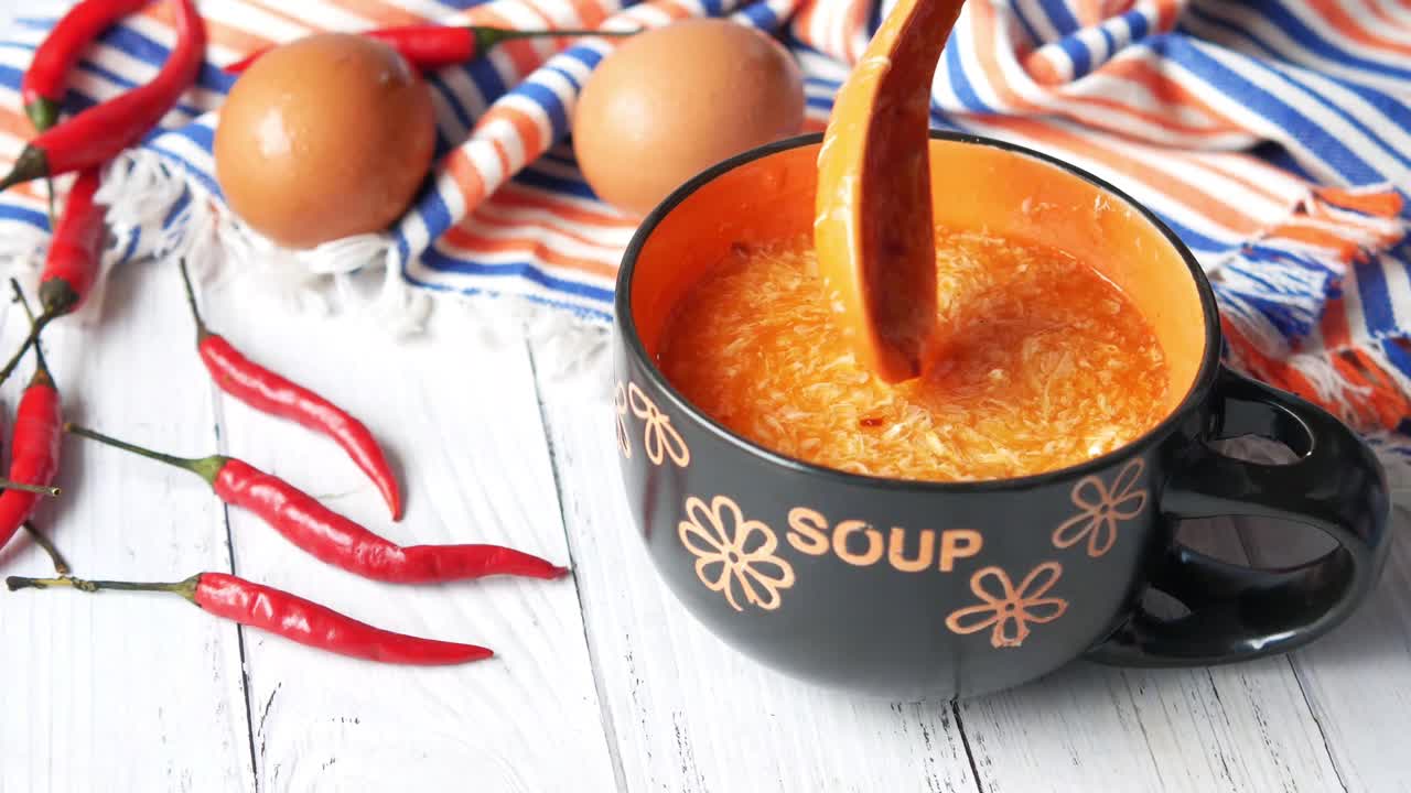 sopa de huevo picante