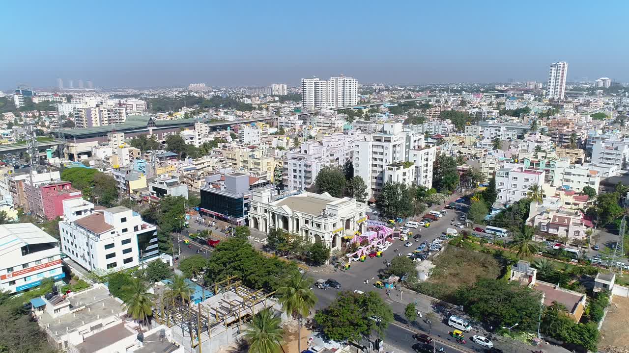 Panoramica aerea circolare del centro di Chikmagalur in una giornata di sole