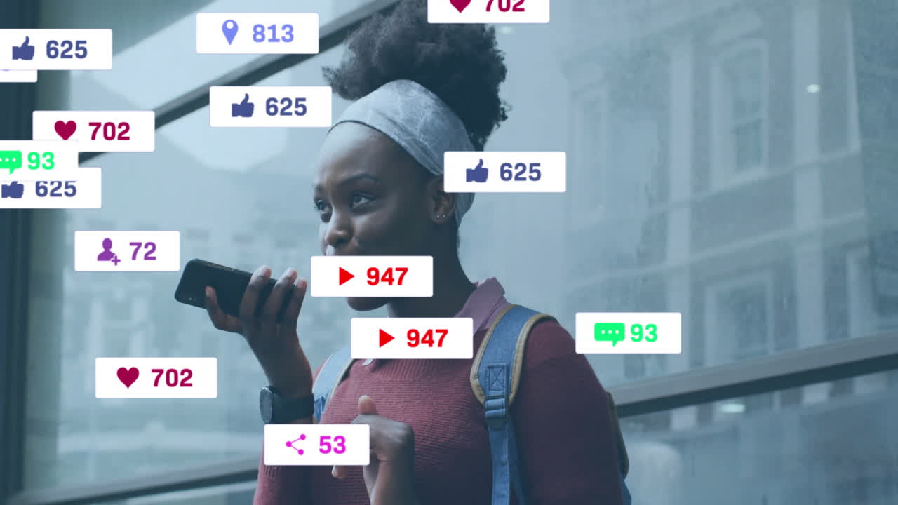 animación de iconos de los medios sobre mujer afroamericana hablando en teléfono inteligente
