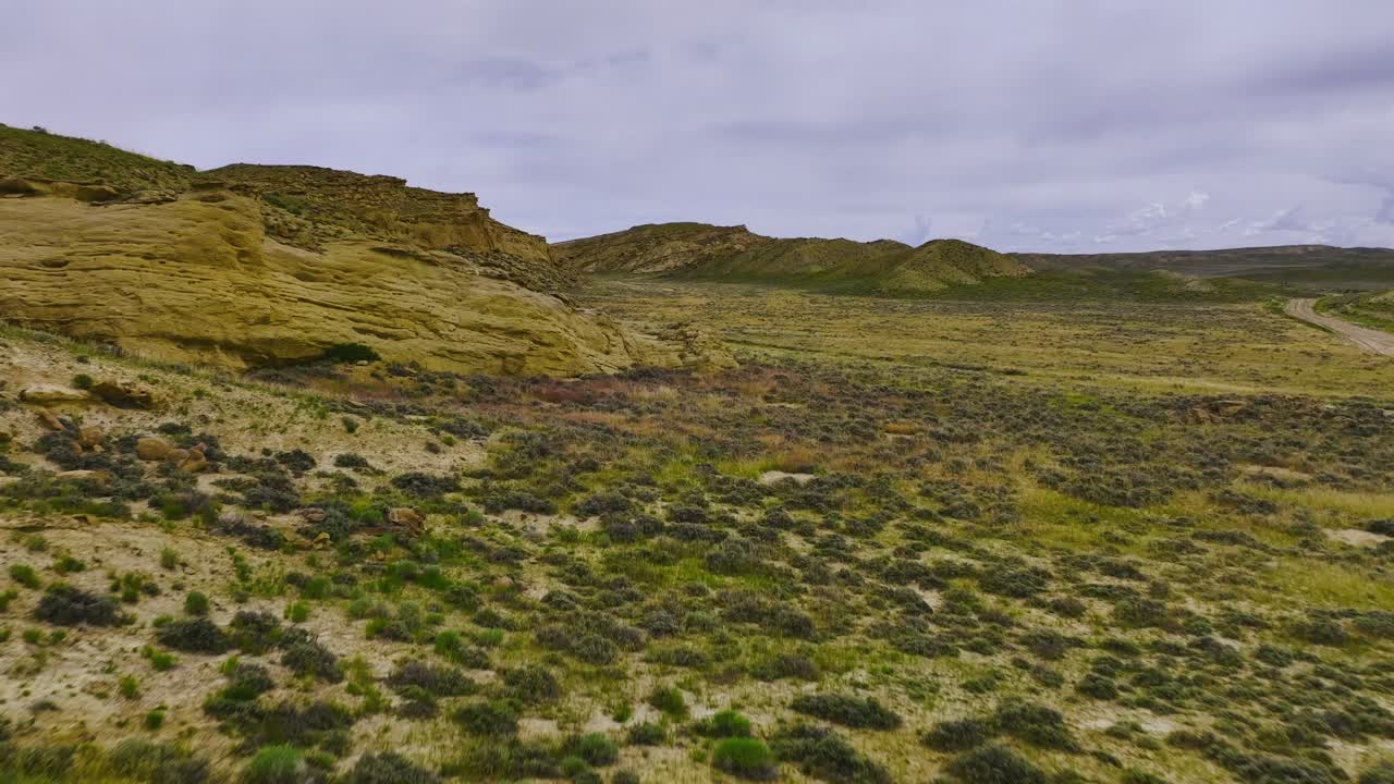 toma aérea sobre una gran área abierta en wyoming durante el verano