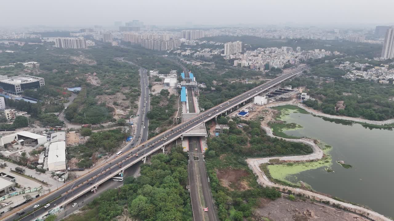 Ripresa grandangolare con drone che mostra progetti di costruzione, sviluppo di ponti e della metropolitana.