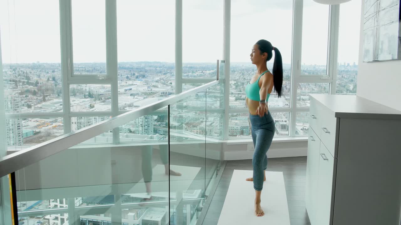 mujer realizando ejercicios de estiramiento en casa 4k