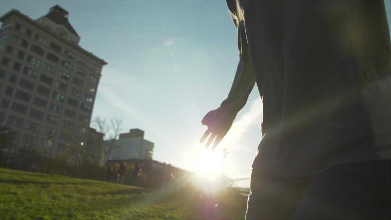 60fps의 느린 영상에서 카메라를 바라보며 웃으며 원을 그리며 달리는 소년