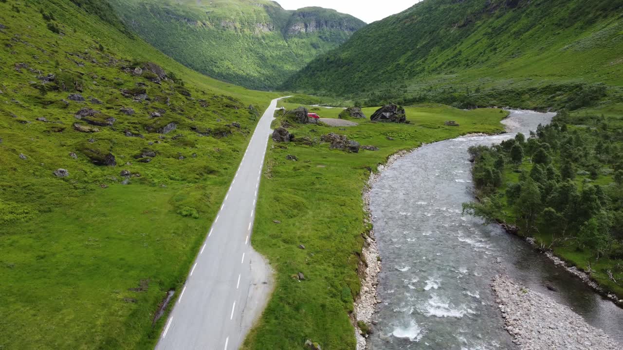 자동차가 프레임으로 들어와 드론을 추월합니다.