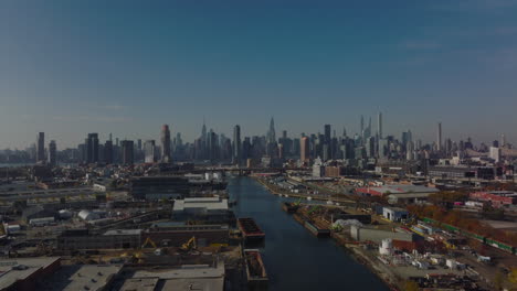 Industrie--Und-Lagerhallen-Am-Newtown-Creek.-Skyline-Mit-Wolkenkratzern-Von-Manhattan-Im-Hintergrund.-New-York-City,-Vereinigte-Staaten