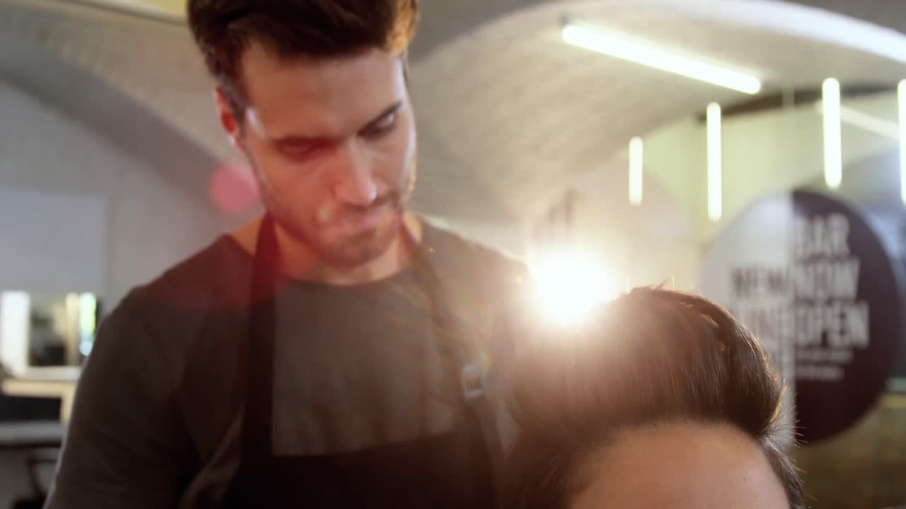mujer recortándose el cabello