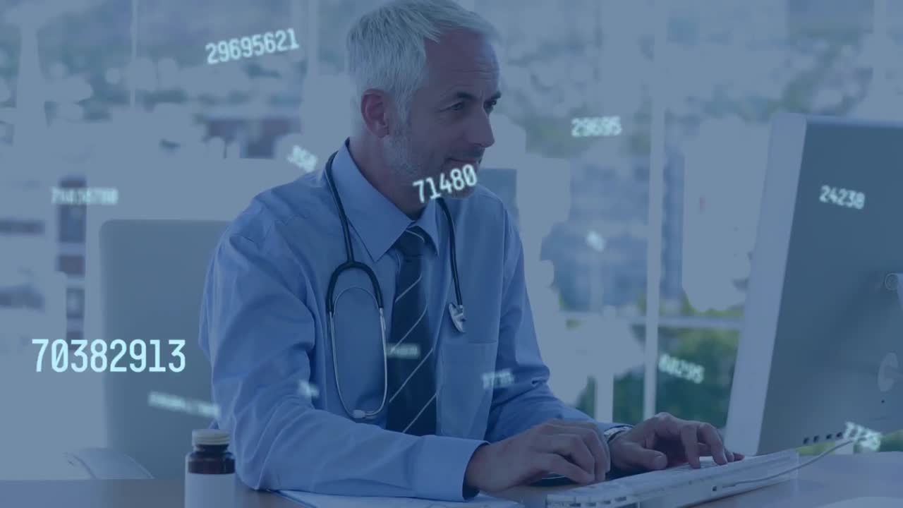 animación de números cambiando sobre el médico masculino usando computadora